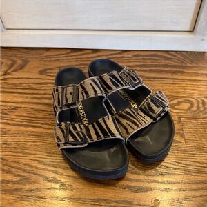 Birkenstock Arizona Black and Tan Calf Hair Animal Print Sandals sz 39